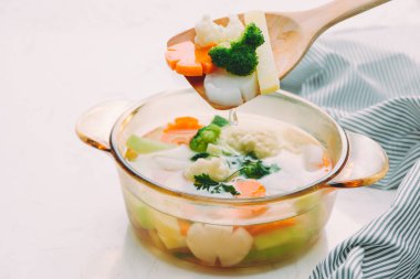 seçici odak ile sebze çorbası