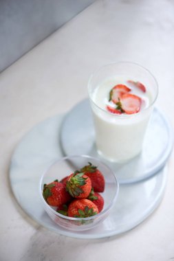 Beyaz masa üzerinde taze çilek ile çilek ev yapımı yoğurt