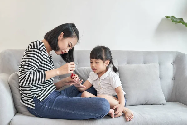 Hermosa Joven Madre Está Pintando Esmalte Uñas Linda Hija —  Fotos de Stock