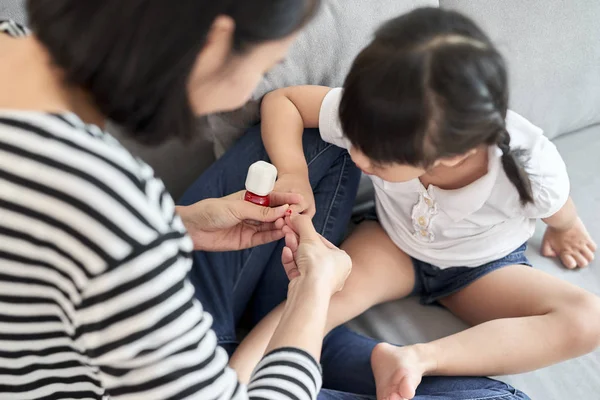 Hermosa Joven Madre Está Pintando Esmalte Uñas Linda Hija —  Fotos de Stock