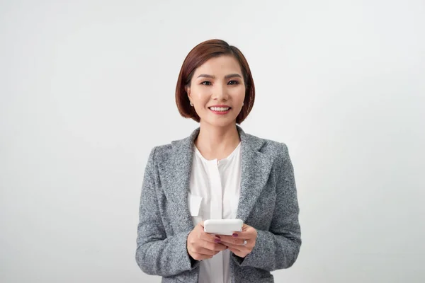 Mujer Negocios Sonriente Usando Teléfono Inteligente Sobre Fondo Blanco —  Fotos de Stock