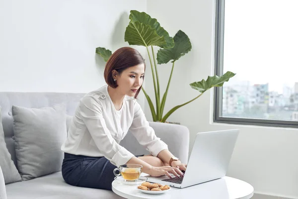 Hermosa Mujer Asiática Sentada Sala Estar Refrescante Con Taza Galletas —  Fotos de Stock