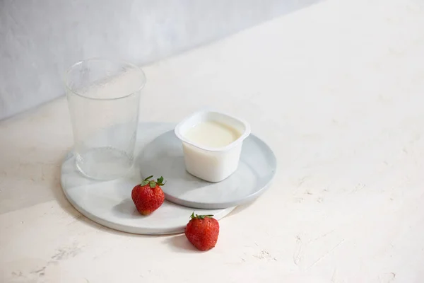 Iogurte Frutas Recipiente Plástico Com Morango Sobre Fundo Branco — Fotografia de Stock