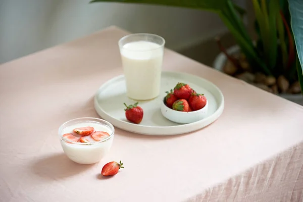 Fresh Organic Yogurt Strawberries Table — Stock Photo, Image