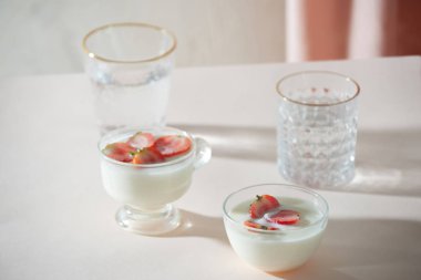 Sabah sağlıklı bir kahvaltı ve çilek beyaz arka plan üzerinde. Yan görünüm