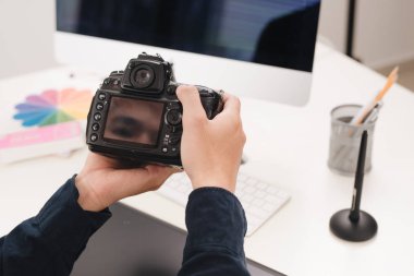 Modern ofis masasında çalışan fotoğrafçı