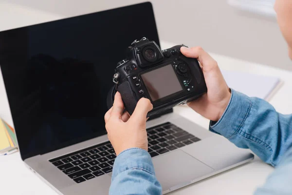 Männlicher Fotograf Der Seinem Schreibtisch Sitzt Und Die Kamera Blickt — Stockfoto