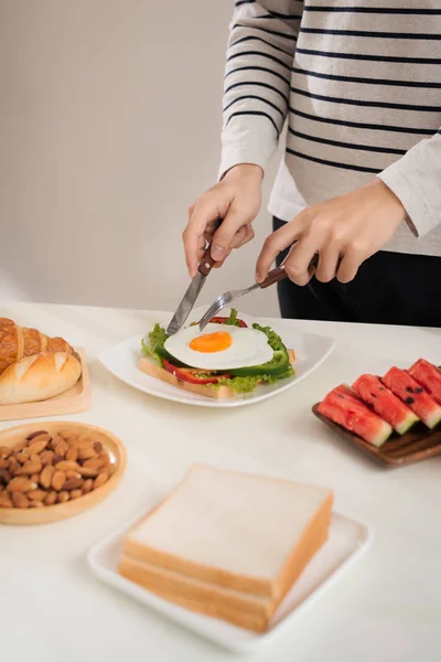 Ein Mann Frühstückt Mit Messer Und Gabel — Stockfoto