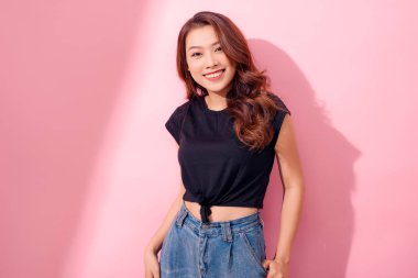 Gülümseyen kadın Trendy bahar moda yaz ve çalışan kadınların çalışma gün, pembe arka plan ve pastel tonu için moda. Yaşam tarzı ve yaz