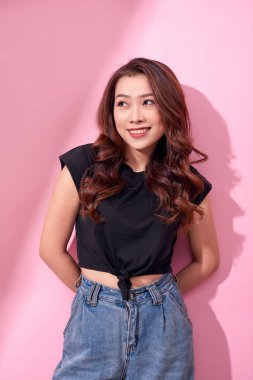 Pembe kopya alanı arayan kadın