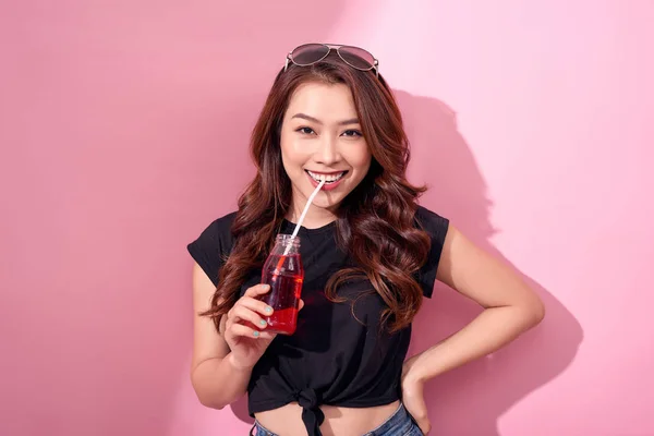 Retrato Bela Menina Mulher Bonito Feliz Roupas Verão Casual Beber — Fotografia de Stock