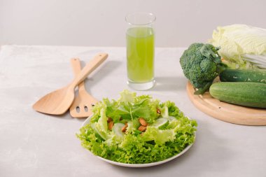 Beyaz arka plan üzerinde çeşitli yeşil salata organik maddeler. Sağlıklı yaşam tarzı ya da detoks diyet gıda kavramı
