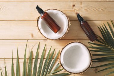 Tropikal yaprak, bakım kozmetik ve Hindistan cevizi ahşap bir masa. Üstten Görünüm. Saç, vücut, Cilt için anlamına gelir. flatlay