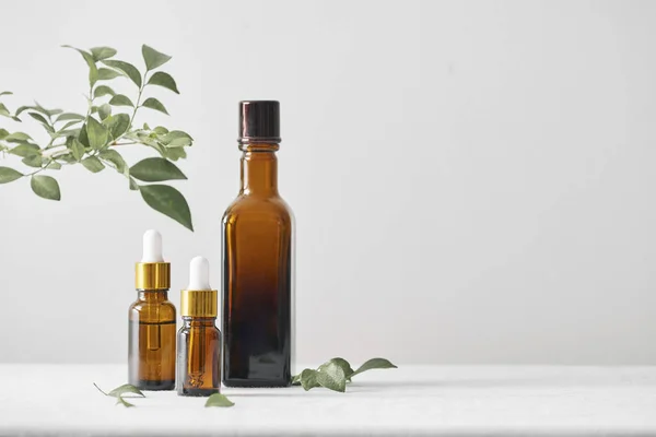 Bottiglie Con Olio Aromatico Medicinali Sfondo Legno Focus Selettivo Orizzontale — Foto Stock