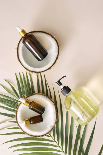 Gebarsten Kokos Een Flesje Olie Tafel Spa Huidverzorging Haarverzorging Ontspanning — Stockfoto