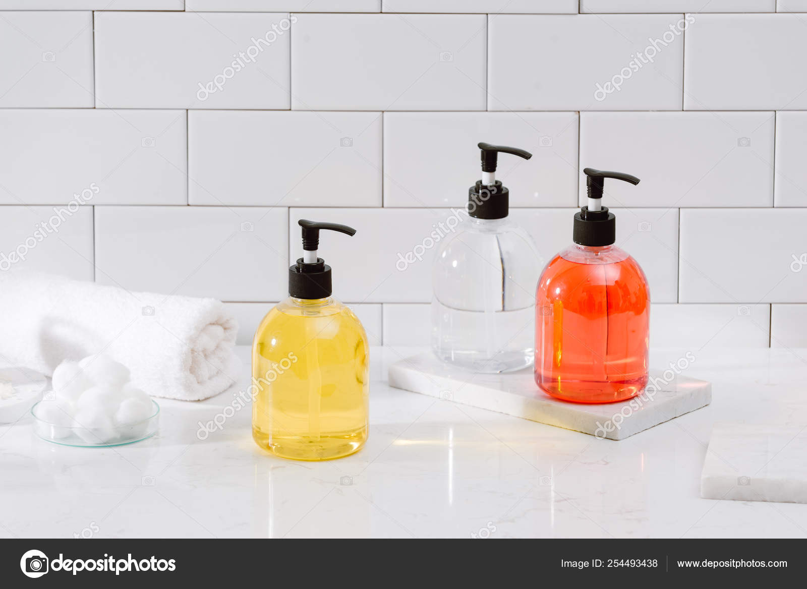 kiezen Verhuizer Discriminatie Cosmetic Bottles Shower Gel Body Lotion Shampoo Bath Towels Bathroom Stock  Photo by ©makidotvn 254493438