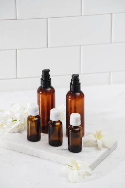 Beyaz izole farklı Kozmetik Şişeler