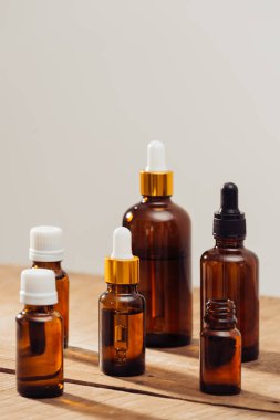 Ahşap masa mum ışığı ile temel yağlar şişe. Spa sağlık seti.