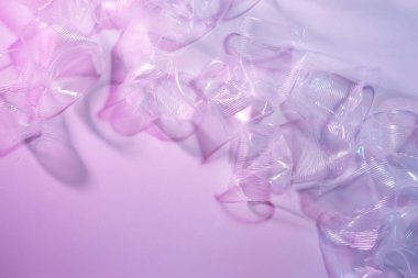 Plastik atık, açık renkli plastik bardaklar.