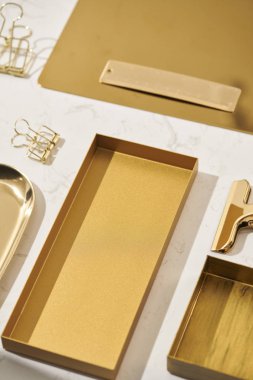 Altın öğeleri. Düz yatıyordu. Masada, kadın masa üstü aksesuarları. Görünüm üst tablo, arka plan dalga geçiyorsunuz. Zarf üst