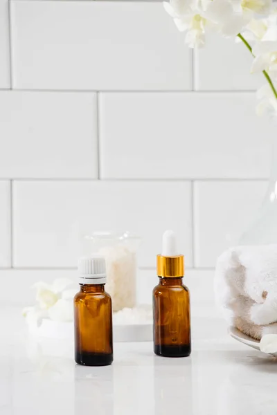 Flaskor Med Essentials Massageoljor Handdukar Och Zen Stenar Spa Sammansättning — Stockfoto