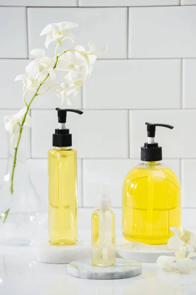 Garrafa Aroma Óleo Essencial Com Orquídea Mesa Conceito Spa — Fotografia de Stock