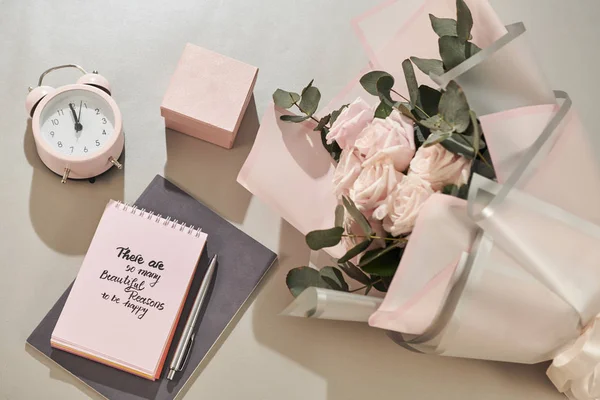Caixa Presente Despertador Rosa Rosa Rosa Flores Mesa Branca Vista — Fotografia de Stock