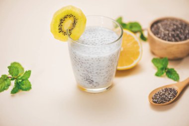 Chia puding cam ile sağlıklı kahvaltı