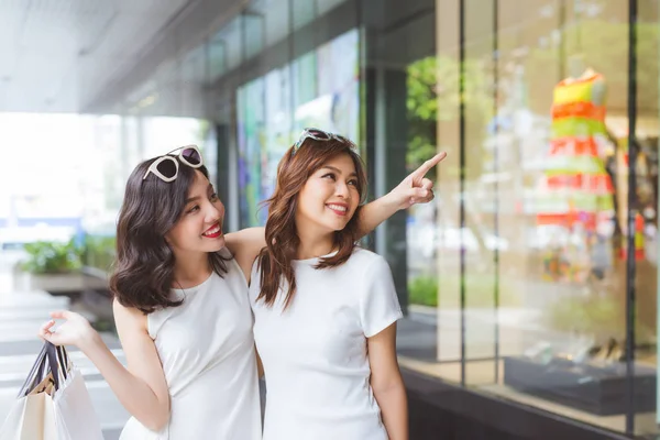 Дві Красиві Дівчата Вікна Покупки Місті — стокове фото