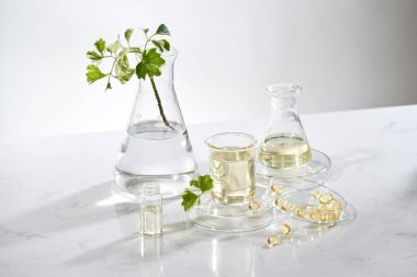 bilim adamı ya da Doktor laboratuvar masa .alternative tedavi bitki bitkisel tıp olun. El ve stetoskop göster. şişe kabı ile.