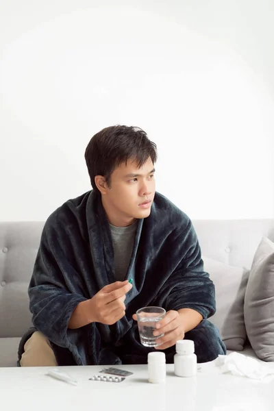 Joven Guapo Con Píldora Vaso Agua Casa — Foto de Stock