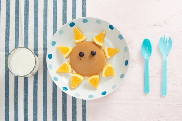 Çocukların kahvaltıda portakal ile komik krep