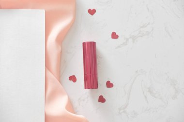 Mutlu sevgililer günü konsepti üzerine ruj ile vintage kağıt levha