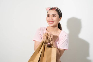 mutlu gülümseyen alışveriş, alışveriş çantası izole tutan kadın