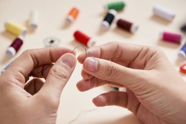 insanlar, dikiş, dikiş ve kavram - iş parçacığında kadınla terzi dikiş iğne dikiş kumaş. Dikiş iğne ve iplik ile eller. İplik iğne çekerek parmak