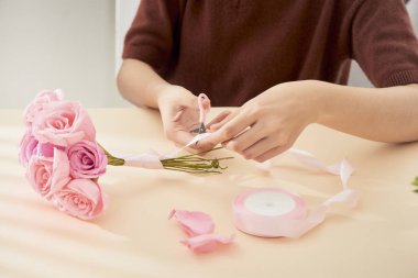 İnsanların kağıt zanaat çiçekler sanat yapma 