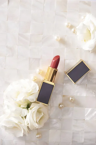 Lápiz Labial Con Hermosas Flores Sobre Fondo Blanco — Foto de Stock