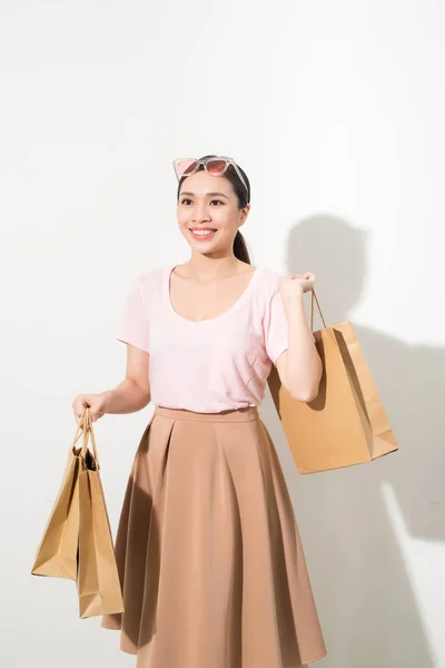 Молодая Женщина Покупками Белом Фоне Мода Красота — стоковое фото