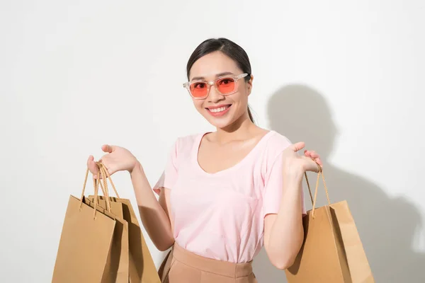 Mujer Joven Sonriente Sosteniendo Bolsas Compras Sonriendo Cámara Aislada Blanco —  Fotos de Stock