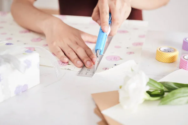 Detalle Manos Mujer Empacando Algunos Regalos Con Papel Regalo — Foto de Stock