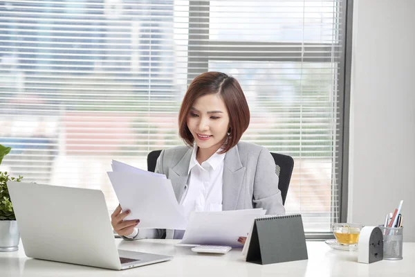 Счастливая Азиатка Работающая Офисе Женщина Проходит Через Некоторые Документы Рабочем — стоковое фото