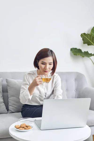 Schöne Asiatische Frau Sitzt Ihrem Wohnzimmer Und Erfrischt Mit Einer — Stockfoto