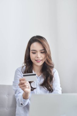 Güzel bir yaşam kanepe olmadan evden alışveriş yaparken laptop ve banka kartını kullanarak.