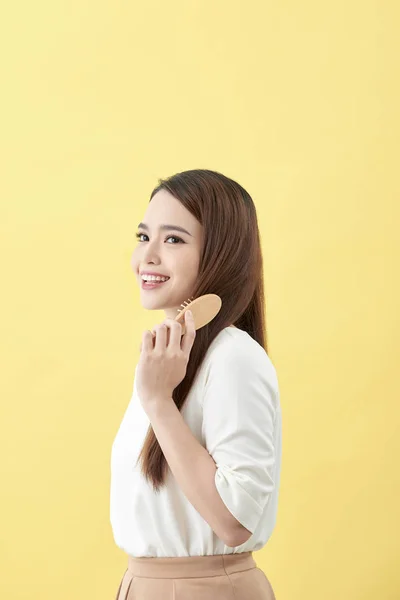 Retrato Bonito Jovem Mulher Amarelo Fundo Pentear Cabelo — Fotografia de Stock