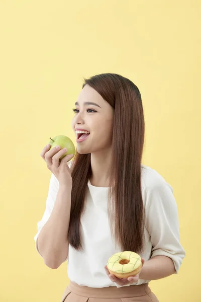 Выберите Правильный Выбор Хорошего Здоровья Женщины Выбирают Между Пончиком Зеленым — стоковое фото