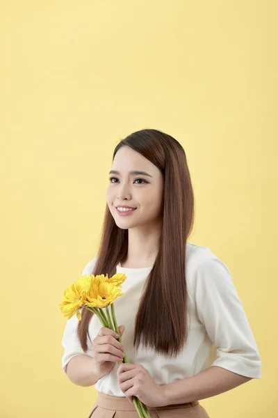 Mulher Bonita Camisa Branca Com Flores Gerbera Mãos Fundo Amarelo — Fotografia de Stock