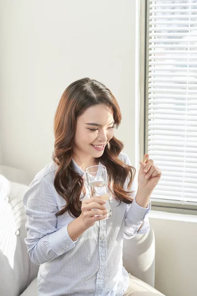 Hermosa Mujer Sonriente Tomando Píldora Vitamina Suplemento Dietético — Foto de Stock