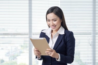 Tablet PC kullanarak parlak ofiste işkadını