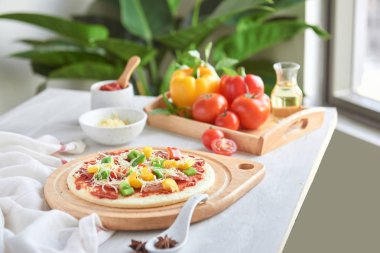 Domates sosu, malzemeler ile ham pizza hamur