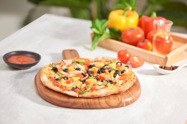 Beyaz arka planda izole sebze pizza